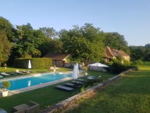 Pool-area-and-Le-Moulin-beyond